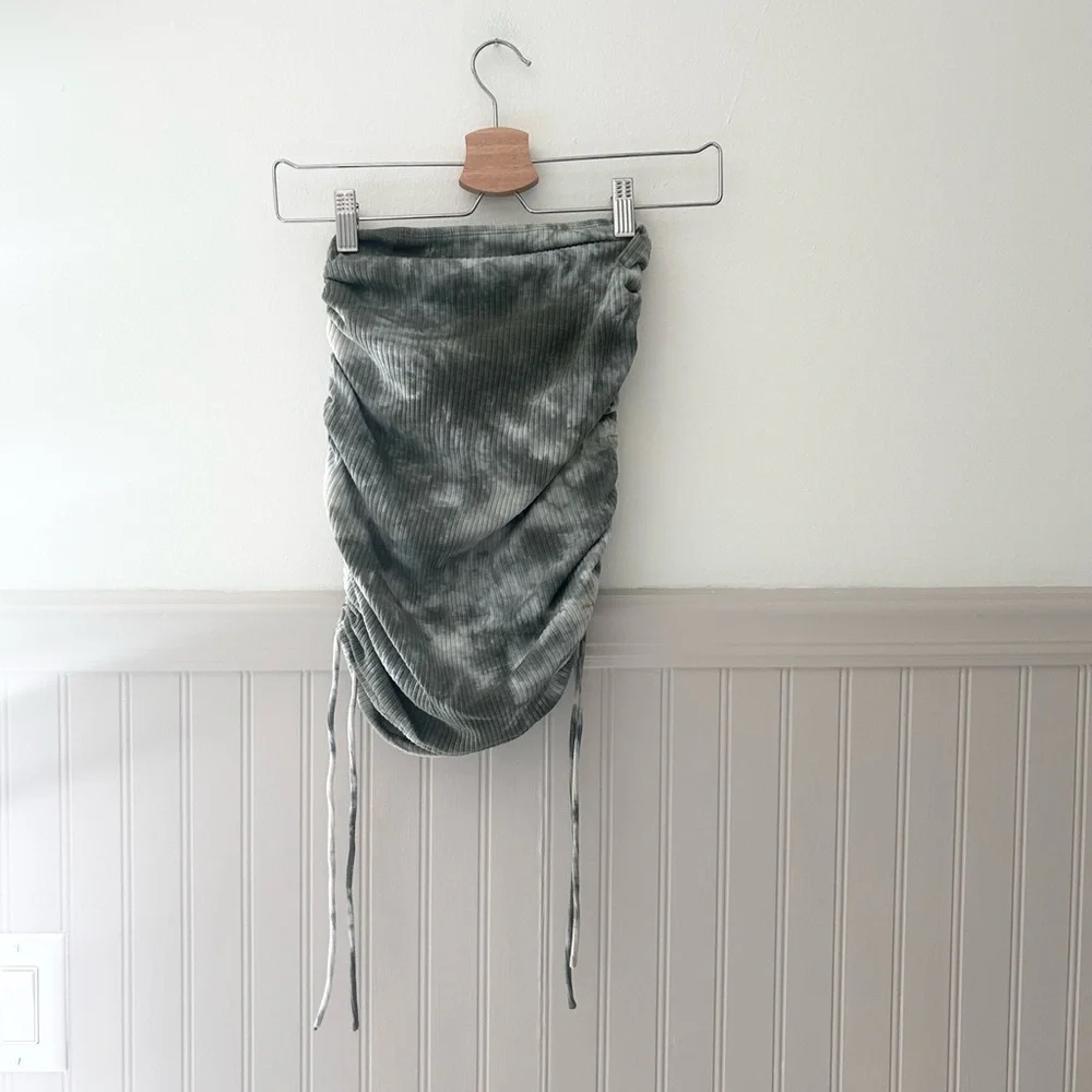 🌿 Princess Polly Size 4 Sage Green Marble Tie-Dye Mini Skirt – Ruched Sides